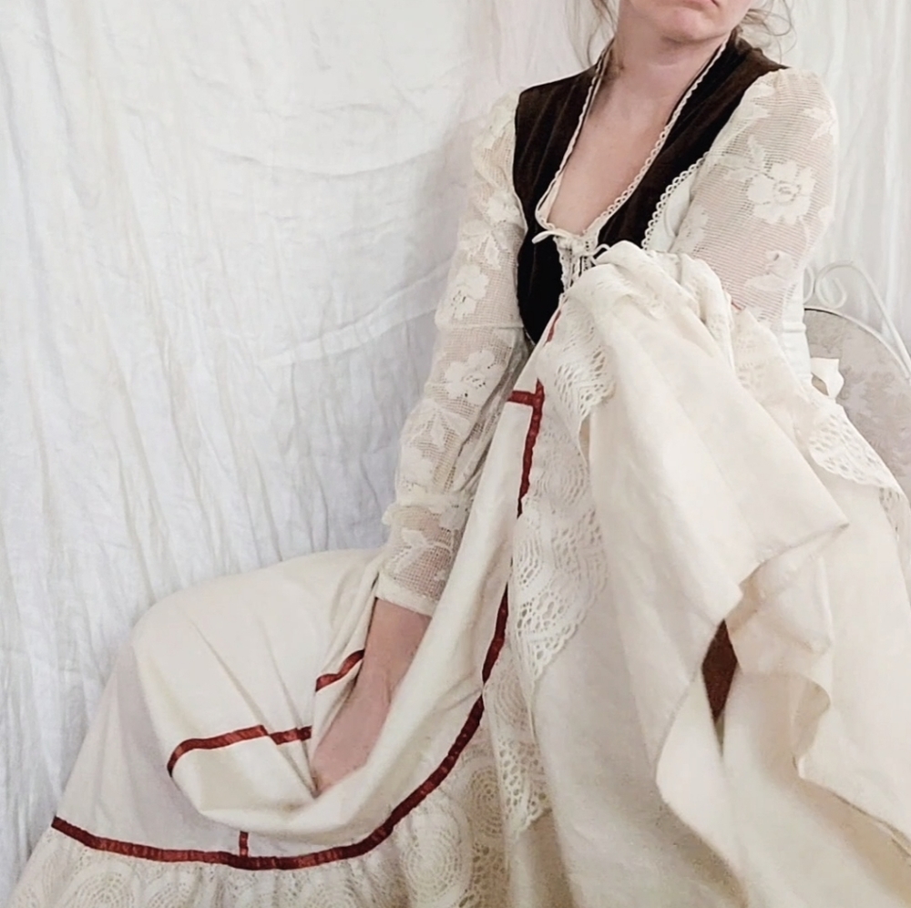 Vintage Gunne Sax Dress, 1970s authentic velvet & lace renaissance style - Picture 9 of 12